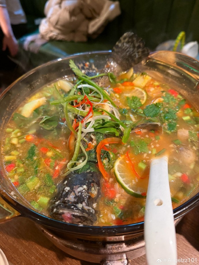 Angel赛后晒聚餐图:大家冬至快乐!德杯三连胜了来吃个泰料